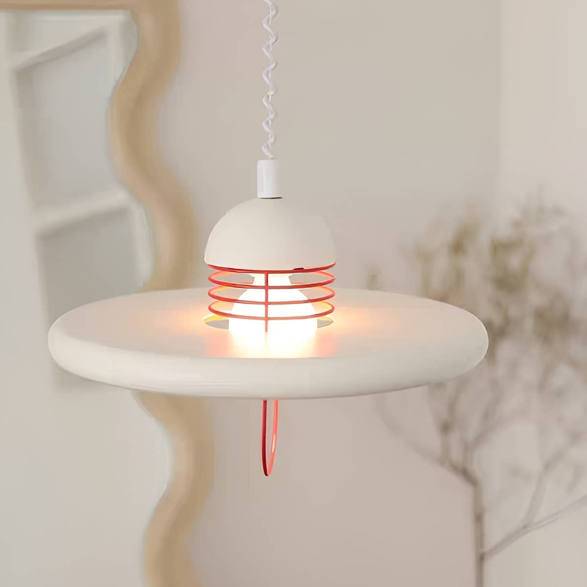 Höhenverstellbare Pendelleuchte im Bauhaus-UFO-Stil