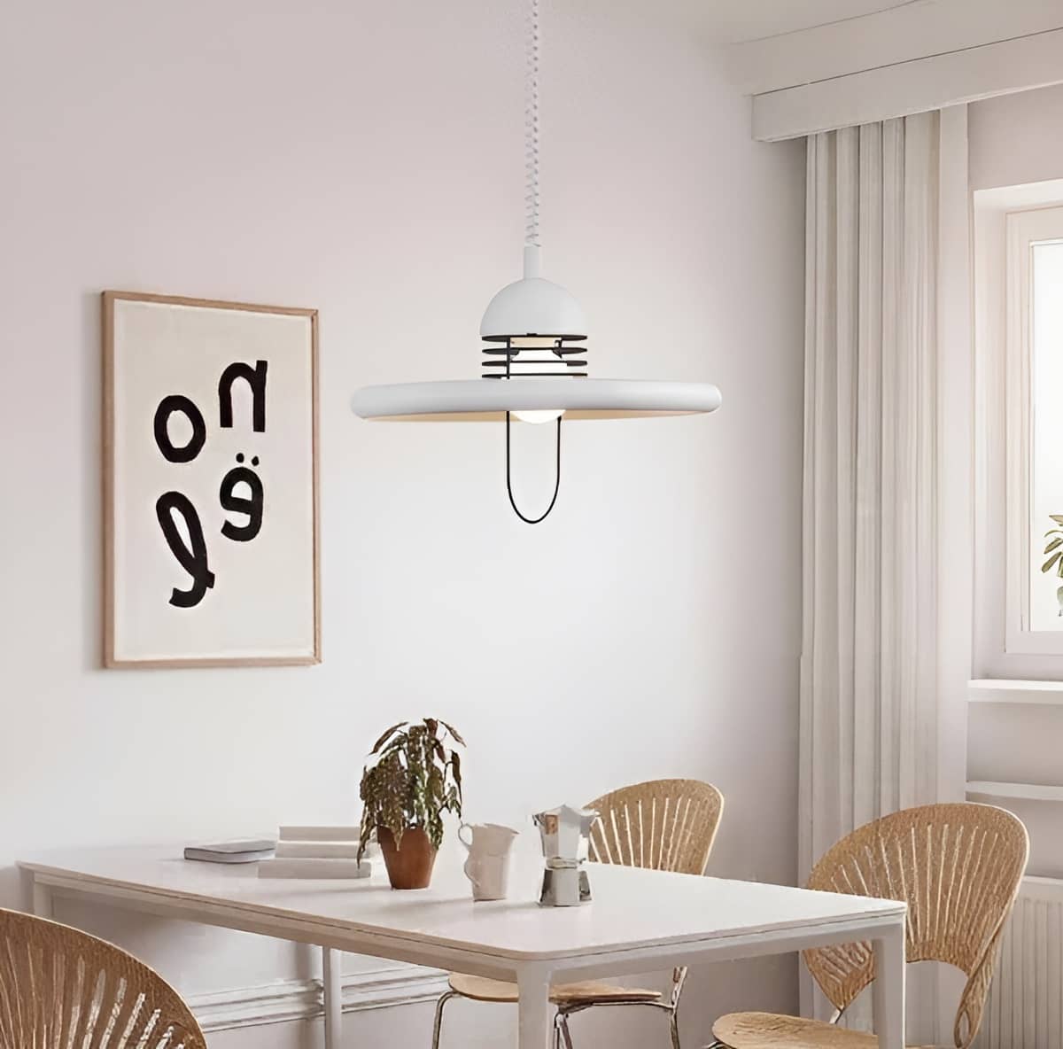 Höhenverstellbare Pendelleuchte im Bauhaus-UFO-Stil
