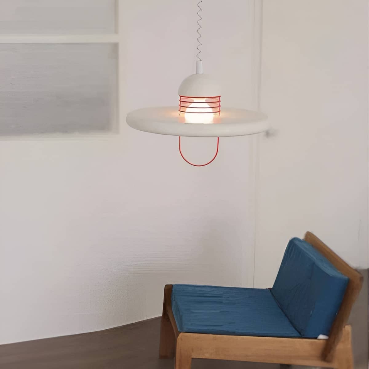 Höhenverstellbare Pendelleuchte im Bauhaus-UFO-Stil