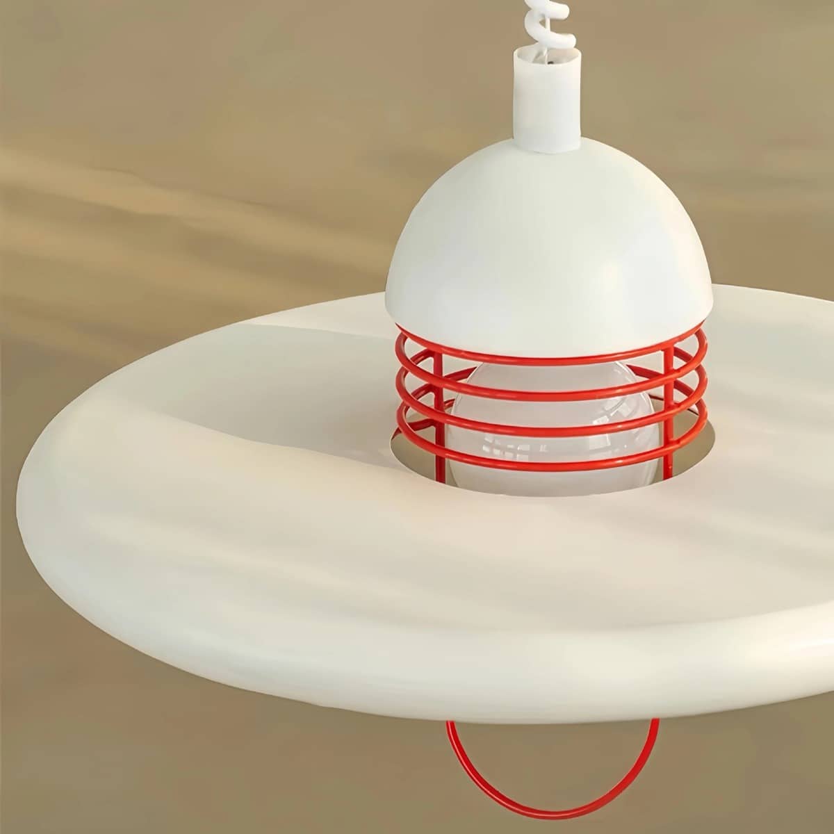 Höhenverstellbare Pendelleuchte im Bauhaus-UFO-Stil